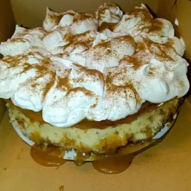 Caramel cheesecake with whipped cream