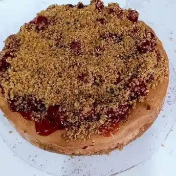 Cherry cheesecake with graham crumble topping