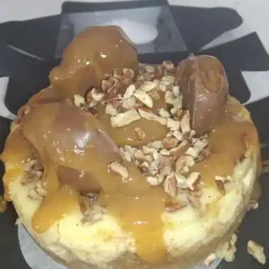 Mini cheesecake with caramel, chocolate and pecans in a gift box